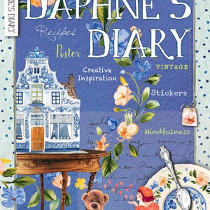 Puede incluir: La portada de la revista "Daphne's Diary" presenta un fondo azul con ilustraciones florales y arquitectónicas. El título de la revista es prominente, junto con las palabras "Recetas", "Póster" y "Vintage". También se ven un oso de peluche y un plato con una cuchara.