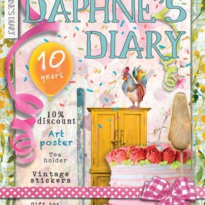 Op de afbeelding: De cover van het tijdschrift "Daphne's Diary" toont een gele ballon met de tekst "10 jaar", een haan op een gele kast en een taart met rode rozen. Tekst bevat "Art poster", "Vintage stickers" en "Cake box".