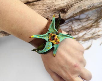 Pulsera de cuero con flores – Brazalete floral hecho a mano