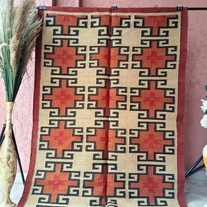 Handgewebter geometrischer Dhurrie-Teppich [Größe], Boho-Teppich im Südwest-Stil aus Terrakotta, Kelim-Teppich in Rostrot und Beige im Ethno-Stil, Baumwoll-Jute-Teppich