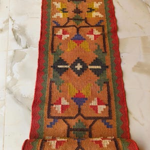 Tappeto Kilim intrecciato a mano - Tappeto tribale per scale nei toni del rosa corallo e del verde salvia - Decorazione per pavimento lunga con motivi geometrici aztechi e diamanti colorati