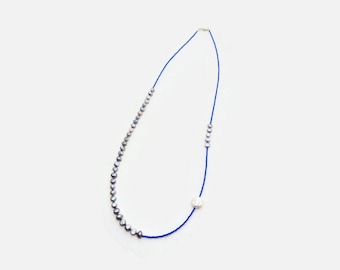 Collier asymétrique de perles d'eau douce, bijoux en perles grises et perles Miyuki, bijou contemporain unique et moderne