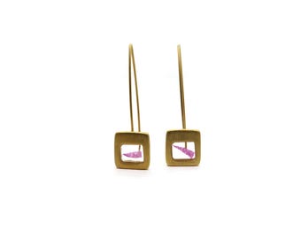 Boucles d'oreilles minimalistes plaquées or avec pétales naturels, bijoux dorés modernes et contemporains