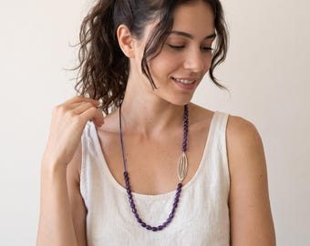 Collier long en argent et améthyste, bijou contemporain en pierre précieuse, collier asymétrique de perles, pièce unique