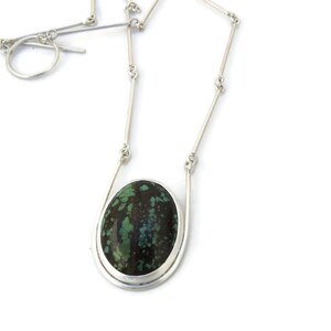 Silberkette mit Türkis mit handgemachter Gliederkette, Elegante Zeitgenössische Silberkette mit großem Stein, Silbersignaturschmuck