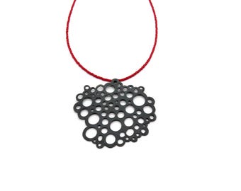 Collier statement en argent oxydé orné de perles Miyuki rouges, bijou géométrique contemporain