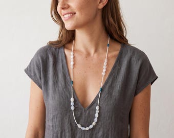 Collier long en pierre de lune, apatite bleue et perles Miyuki, bijou contemporain en pierres précieuses
