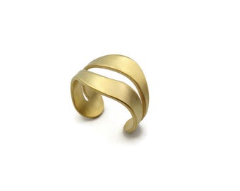 Large manchette en or satiné organique - Bracelet artistique à porter - Bijoux en or tendance