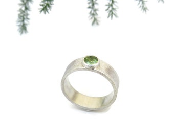 Silver Ring with Faceted Peridot, Green Gemstone Ring in Brushed Silver, Simple Band Ring with Stone, Handcrafted Silver and Stones Jewelry