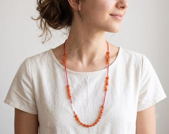 Collier long en perles de cornaline, bijoux en pierres précieuses et perles Miyuki, design moderne et unique