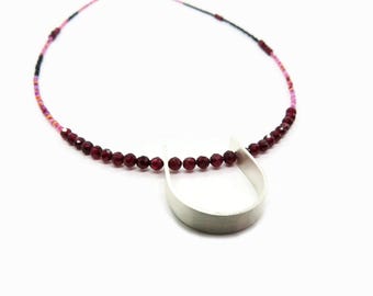 Collier en grenat facetté et argent, bijou contemporain en pierre précieuse, design géométrique, pièce unique