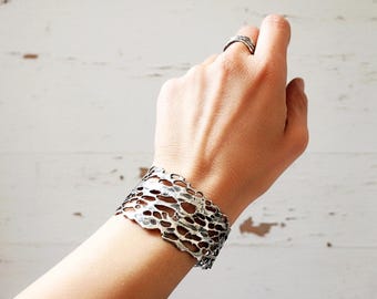 Bracelet manchette en argent à motif naturel, bracelet ajouré d'inspiration botanique, bijoux texturés en argent sterling, cadeau artisanal pour elle