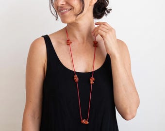 Collier long en cornaline brute, bijou contemporain en pierre précieuse, perles Miyuki rouges, design unique