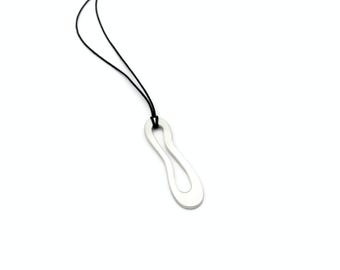 Pendentif en argent satiné organique avec cordon réglable - Collier contemporain en plaqué argent