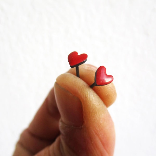 Pendientes Corazones Rojos - Pendientes Diminutos Plata - Pendientes Esmaltados Realizados a Mano - Joyería Contemporánea