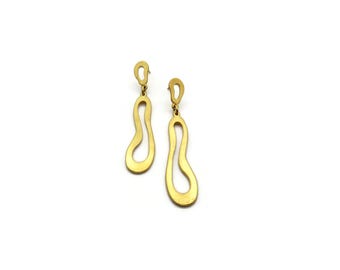 Boucles d'oreilles pendantes en or satiné bio, boucles d'oreilles pendantes tendance, bijoux sculpturaux modernes