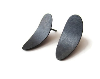 Orecchini a bottone ovali minimalisti in argento ossidato, gioielli dal design contemporaneo