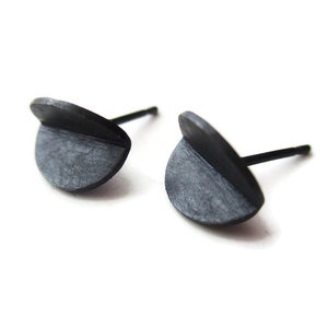 Boucles d'oreilles minimalistes en argent oxydé, clous d'oreilles géométriques en argent noir, clous d'oreilles modernes, boucles d'oreilles sculpturales, bijoux contemporains