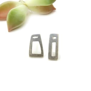 Omaka örhängen i sterlingsilver, örhängen i geometrisk asymmetrisk design, designersmycken i silver