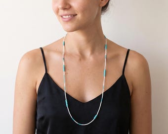 Collier long en turquoise et miyuki, bijou contemporain en perles, pierre naturelle, pièce unique.