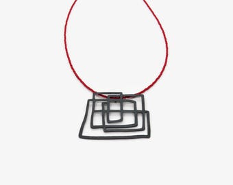 Pendentif moderne en argent oxydé orné de perles Miyuki rouges, bijou contemporain unique