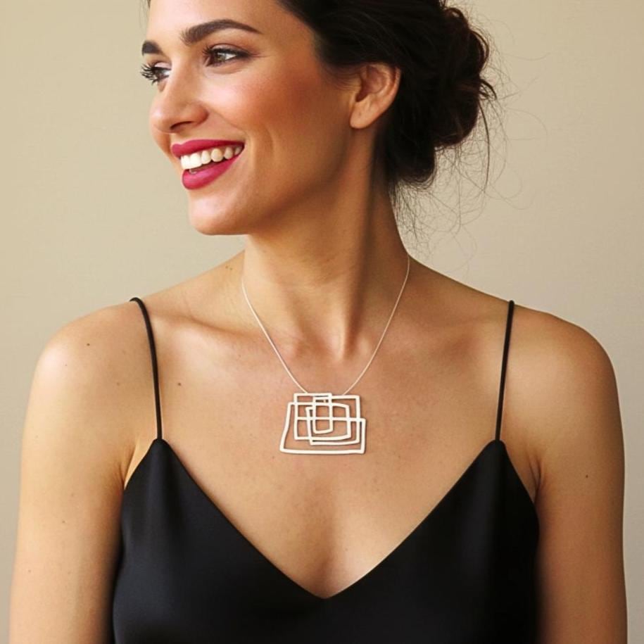 モダニストな酸化シルバーペンダントネックレス、幾何学模様のブラック