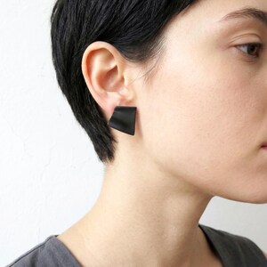 Asymmetrische oxidierte Silber Ohrringe, moderne schwarze Ohrstecker, zeitgenössisches plissiertes Design, handwerklicher Silberschmuck