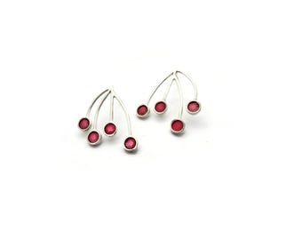 Boucles d'oreilles en argent sterling avec résine rouge, bijoux linéaires sculpturaux, bijoux design moderne