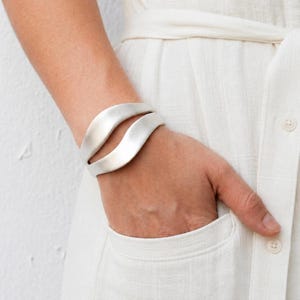 Bred manschett i organiskt satinsilver – Skulpturellt statement-armband – Moderna smycken