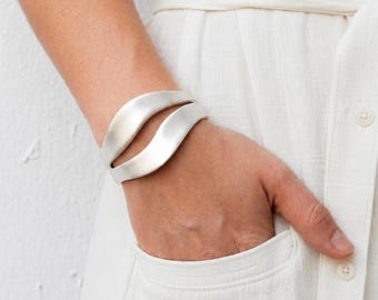 Large manchette en argent satiné organique - Bracelet manchette sculptural tendance - Bijoux contemporains