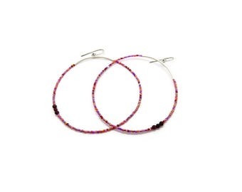 Boucles d'oreilles créoles Miyuki argentées surdimensionnées, bijoux grenat, design contemporain coloré