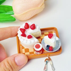 Juego de postre de pastel de fresa en miniatura, rebanada de pastel/decoración de arcilla polimérica para casa de muñecas, pastel falso, mini pastel, imán para refrigerador incluido