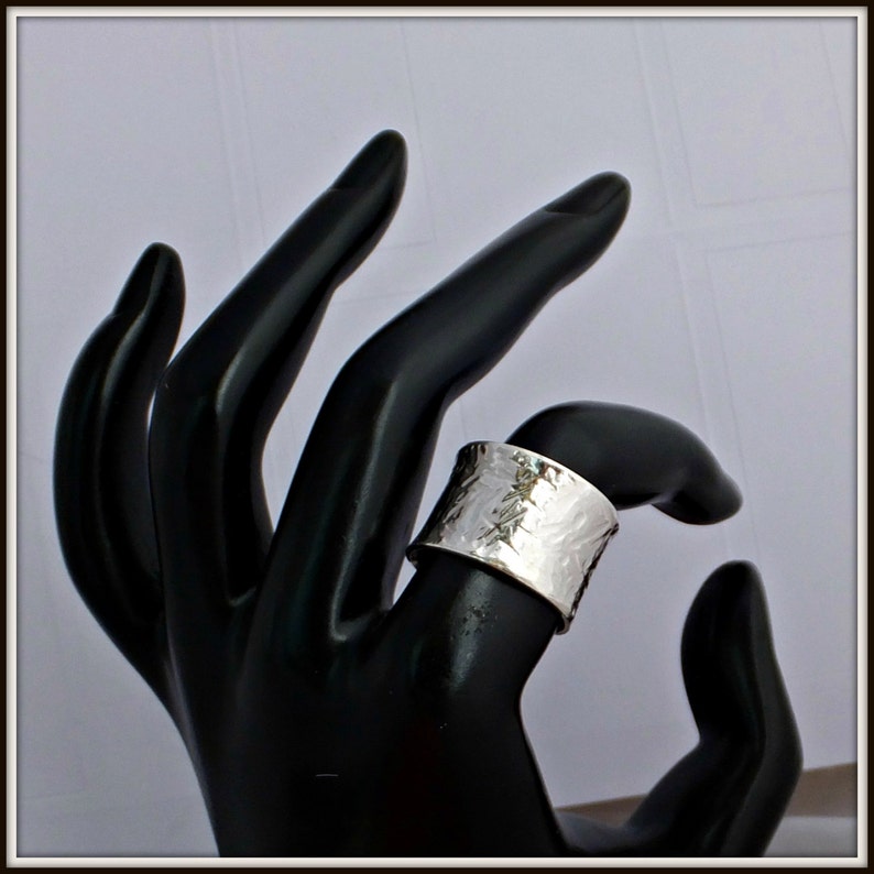 Ring Handgemaakte zilveren ring cadeau voor haar cadeau voor hem OOAK 14mm brede ring gehamerd sterling zilver voor vrouwen voor mannen afbeelding 2