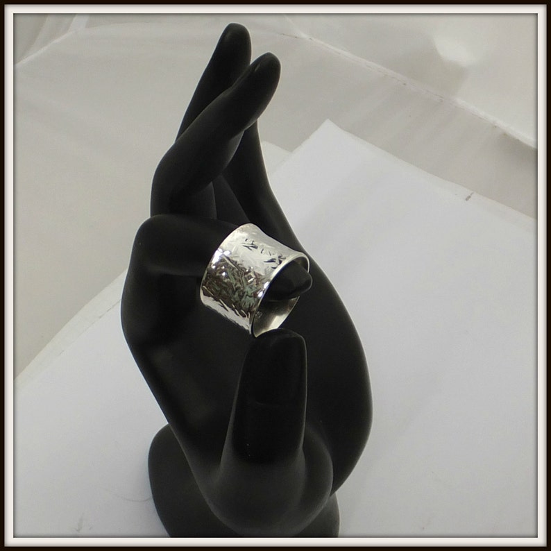 Ring Handgemaakte zilveren ring cadeau voor haar cadeau voor hem OOAK 14mm brede ring gehamerd sterling zilver voor vrouwen voor mannen afbeelding 3