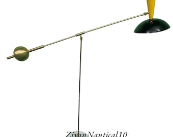 Lámpara de pie de mediados de siglo: altura ajustable, detalles de latón, base de mármol