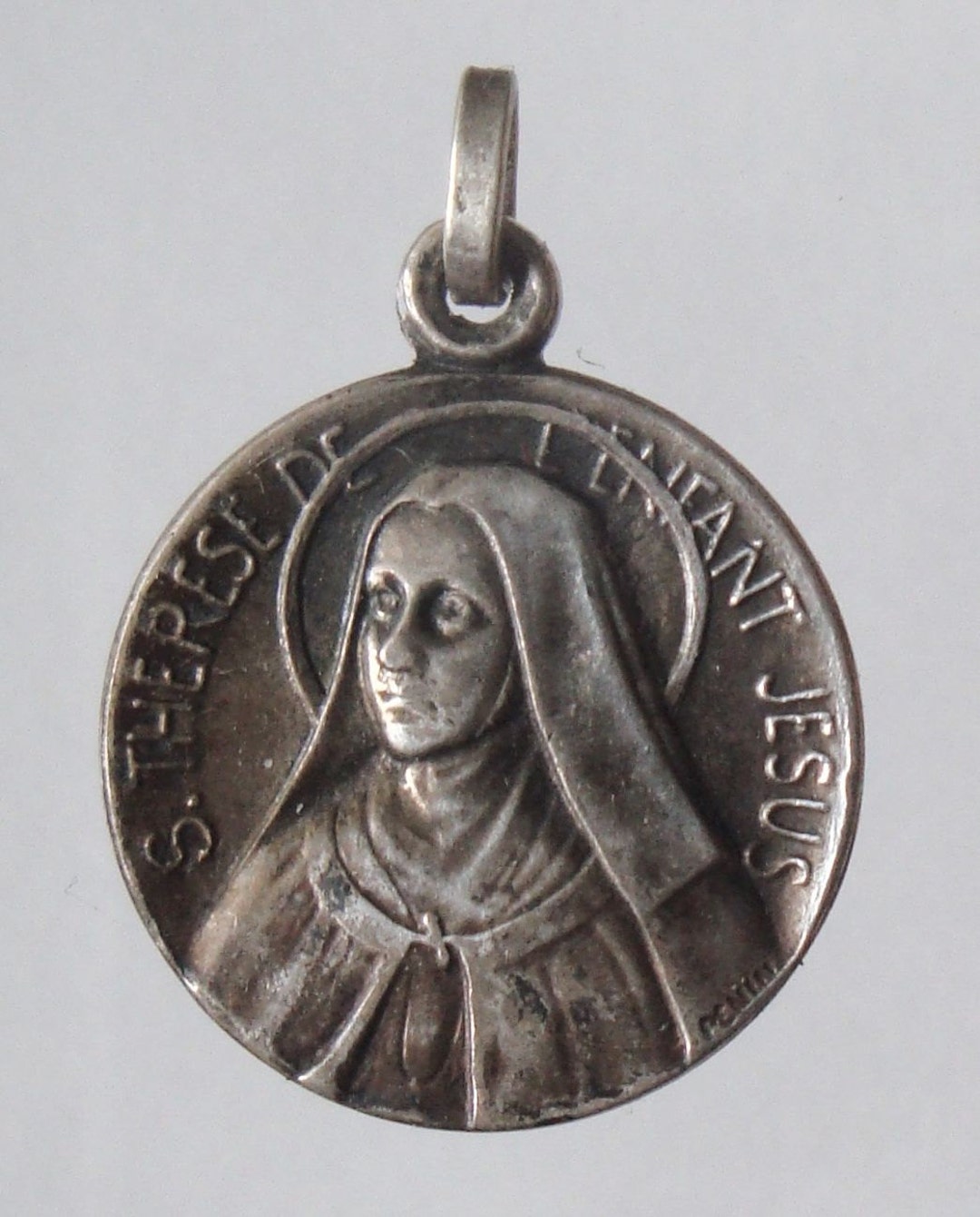 Ancien Pendentif Médaille Métal Argenté Sainte Thérèse De L'Enfant Jésus, Occasion, Thème Chat, Forme Ronde