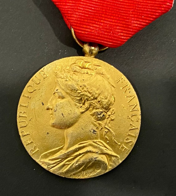 Médaille De Marianne - Pendentif En Étain/Acier - Coloris Argenté - Occasion - Sans Marque