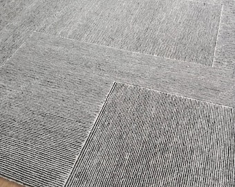 Handgetufteter Wollteppich: Geometrischer Schwarz-Weiß-gestreifter Teppich
