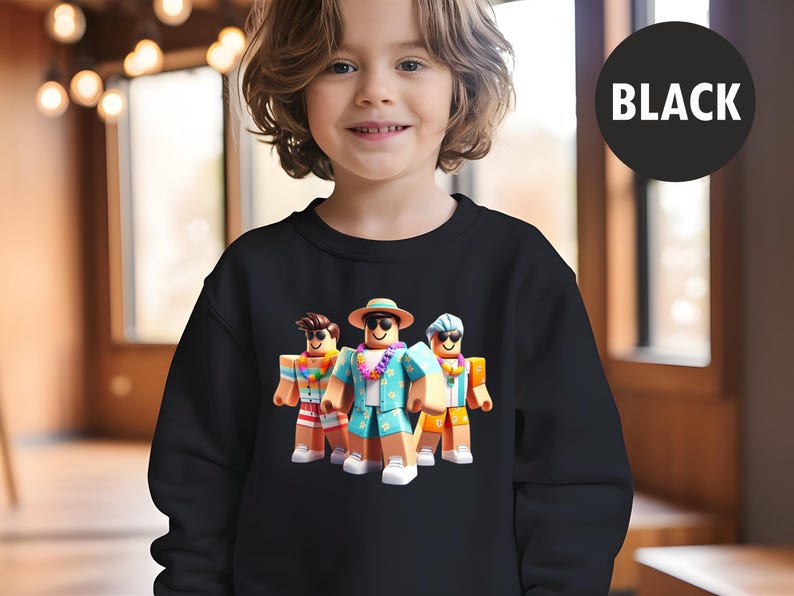Puede incluir: Sudadera negra con un gr&aacute;fico de tres figuras en bloques con atuendos tropicales, que incluyen gafas de sol, collares de flores y una tabla de surf. La palabra "BLACK" est&aacute; en un c&iacute;rculo negro en la esquina superior derecha.