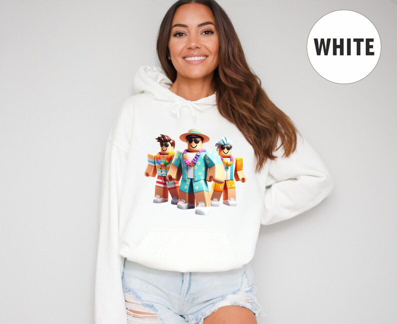 Puede incluir: Sudadera con capucha blanca con un gr&aacute;fico de tres personajes de Roblox con atuendos de vacaciones. Los personajes llevan gafas de sol, sombreros y camisas hawaianas. La sudadera tiene una capucha con cord&oacute;n y un bolsillo delantero. La palabra "WHITE" est&aacute; en un c&iacute;rculo blanco.