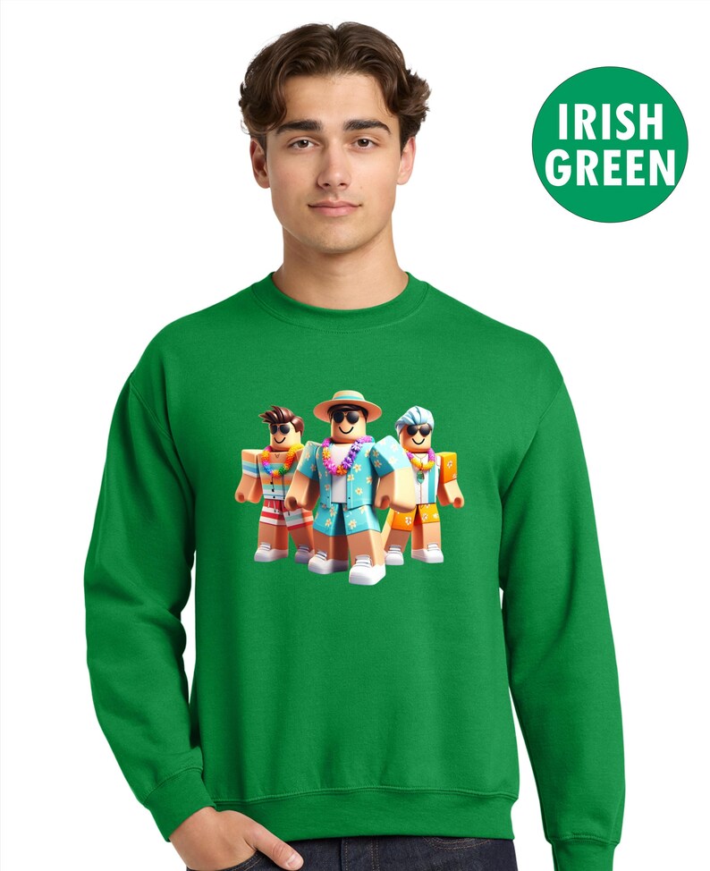 Puede incluir: Una sudadera verde con un gr&aacute;fico de tres personajes de dibujos animados con ropa de playa. Los personajes llevan gafas de sol, sombreros y guirnaldas de flores. La sudadera tiene las palabras "Irish Green" en un c&iacute;rculo verde.