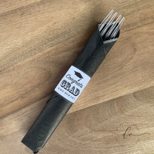 Könnte beinhalten: Schwarz-weißes Abschlussgeschenk mit einer schwarz-weißen Abschluss-Kappe und dem Text "Congrats Grad You Did It!"