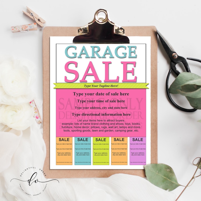 Puede incluir: Un cartel de venta de garaje rosa y azul con una pancarta verde que dice "Type Your Tagline Here!"  El cartel tiene espacio para rellenar la fecha, la hora, la direcci&oacute;n y los art&iacute;culos a la venta.  Tambi&eacute;n tiene una secci&oacute;n para informaci&oacute;n direccional.  El cartel tiene un fondo rosa con un borde azul y blanco.