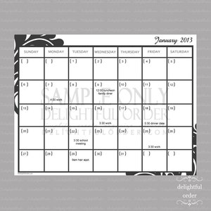 Puede incluir: Un calendario imprimible en blanco y negro para enero de 2013. El calendario tiene un borde decorativo e incluye espacio para escribir citas y eventos. El calendario incluye eventos como "12:00 almuerzo familiar", "4:00 trabajo", "3:30 trabajo", "3:30 reuni&oacute;n escolar", "5:30 cena", y "9am cita para el cabello."