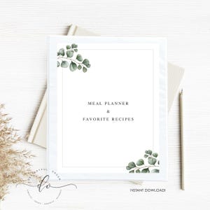 Puede incluir: Portada imprimible para un planificador de comidas y un libro de recetas con fondo blanco y hojas de eucalipto verdes en las esquinas. El texto "Meal Planner & Favorite Recipes" est&aacute; centrado en la p&aacute;gina. El texto "Instant Download!" est&aacute; en la parte inferior de la p&aacute;gina.