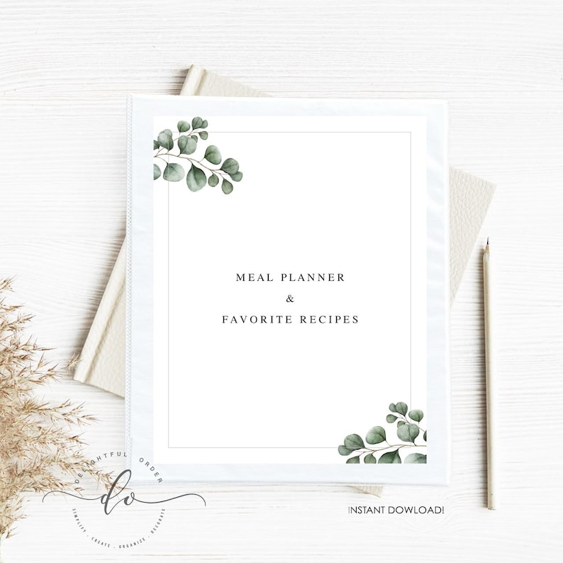 Puede incluir: Portada imprimible para un planificador de comidas y un libro de recetas con fondo blanco y hojas de eucalipto verdes en las esquinas. El texto "Meal Planner & Favorite Recipes" est&aacute; centrado en la p&aacute;gina. El texto "Instant Download!" est&aacute; en la parte inferior de la p&aacute;gina.