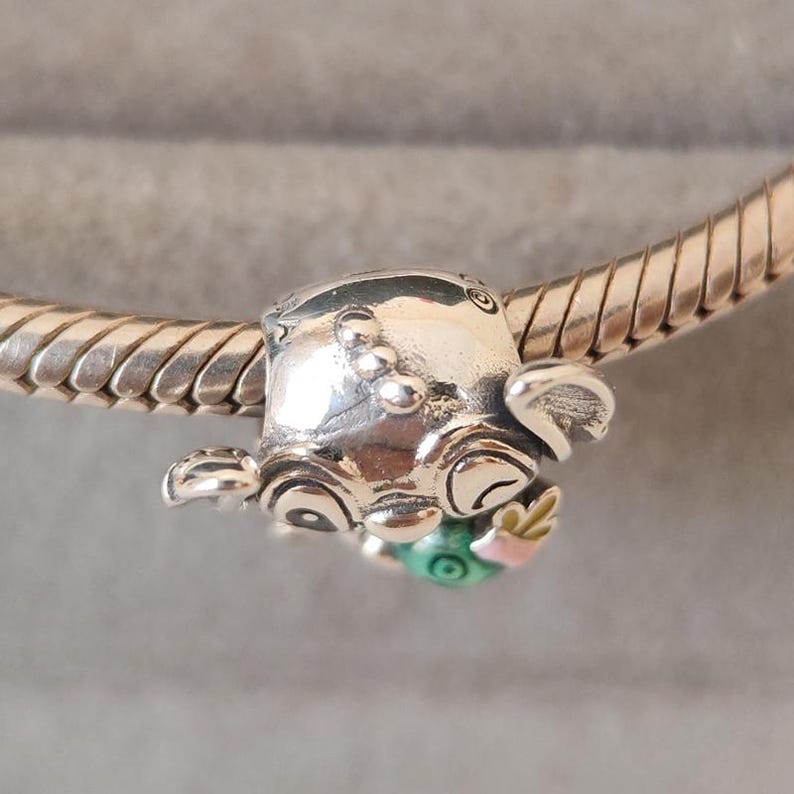 Puede incluir: Una taza de cer&aacute;mica blanca con un asa negra y el texto "But First, Coffee" en negro, con una fuente de estilo manuscrito. La taza est&aacute; sobre una superficie blanca.