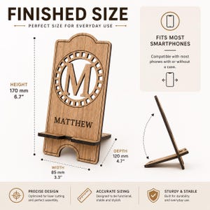 Puede incluir: Un soporte de madera para smartphone con la letra M cortada a l&aacute;ser dentro de un marco circular y el nombre MATTHEW. Las dimensiones son 170 mm de alto, 85 mm de ancho y 120 mm de profundidad. Se muestra desde &aacute;ngulos frontal y lateral.