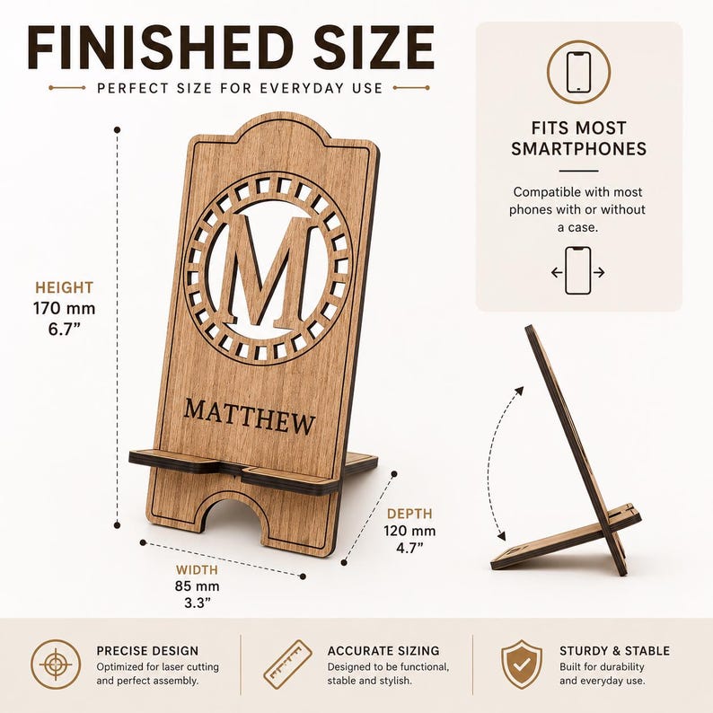 Puede incluir: Un soporte de madera para smartphone con la letra M cortada a l&aacute;ser dentro de un marco circular y el nombre MATTHEW. Las dimensiones son 170 mm de alto, 85 mm de ancho y 120 mm de profundidad. Se muestra desde &aacute;ngulos frontal y lateral.