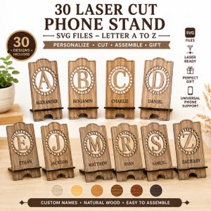 Puede incluir: Una colecci&oacute;n de soportes de madera para tel&eacute;fono cortados con l&aacute;ser con monogramas circulares, letras de la A a la Z y nombres personalizados. El texto dice 30 LASER CUT PHONE STAND, SVG FILES, LETTER A TO Z, PERSONALIZE, CUT, ASSEMBLE, GIFT.